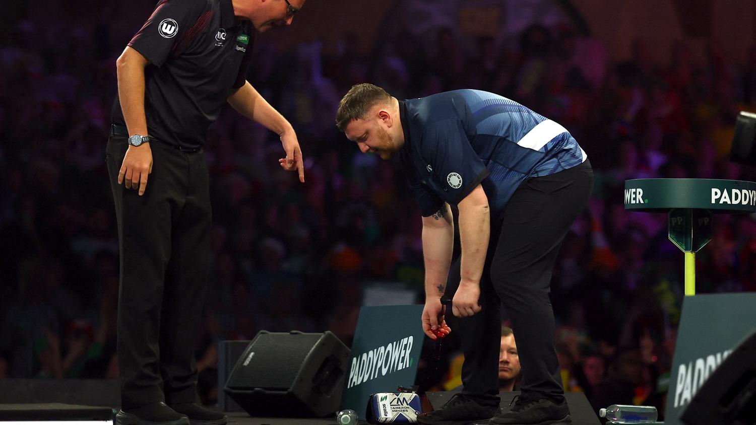 蘇格蘭飛鏍選手的文西斯在世錦賽落敗後打吧檯致右手流血。(路透社)