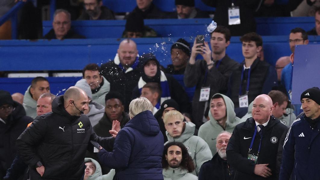 在車路士對阿士東維拉的比賽有水樽掟向維拉職球員。(路透社)