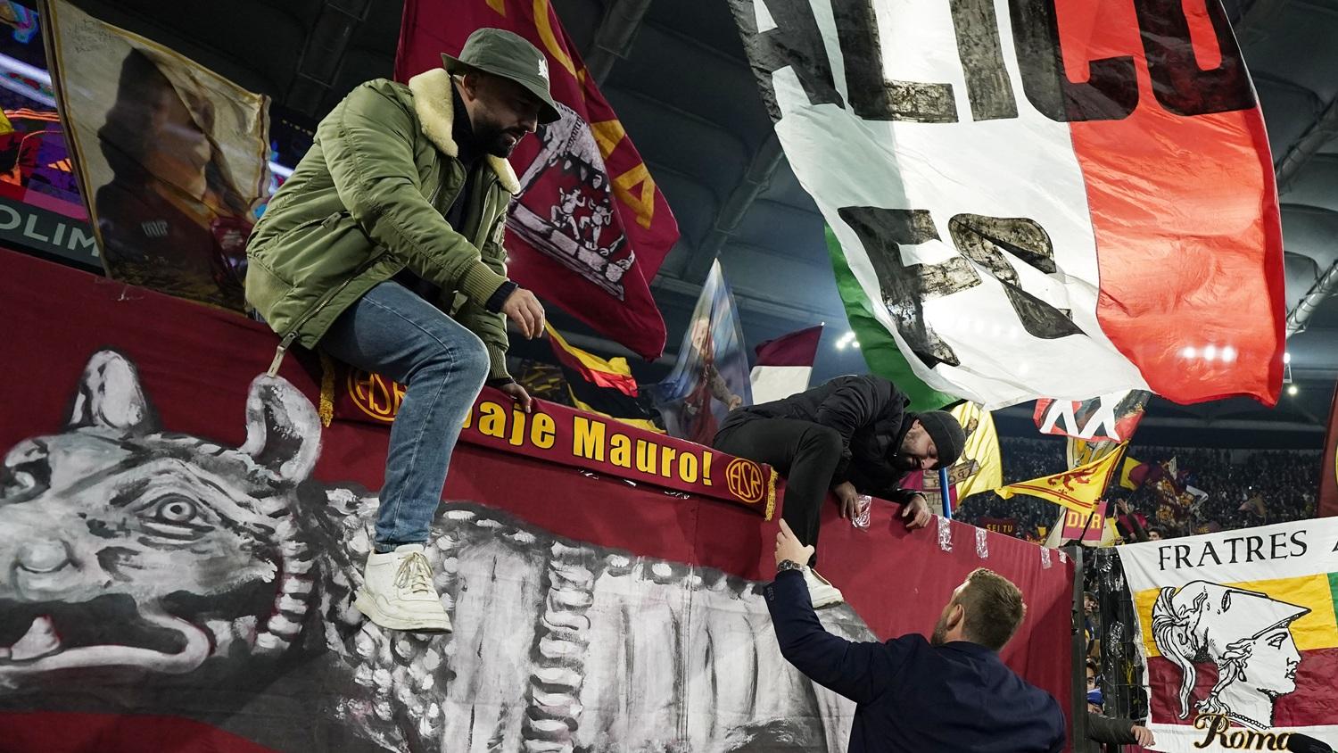 熱拿亞主帥迪羅斯向母會羅馬致意。(路透社)