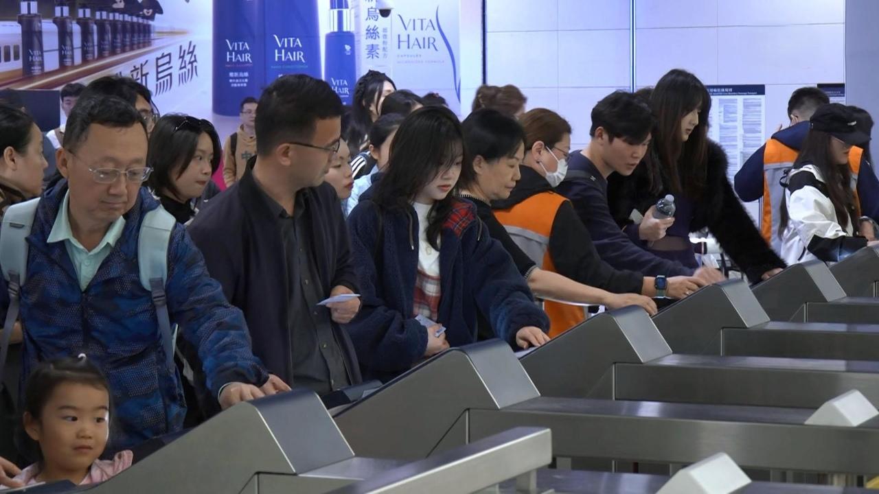 內地明起一連3日假期　有內地旅客來港購物看周深演唱會（港台圖片）