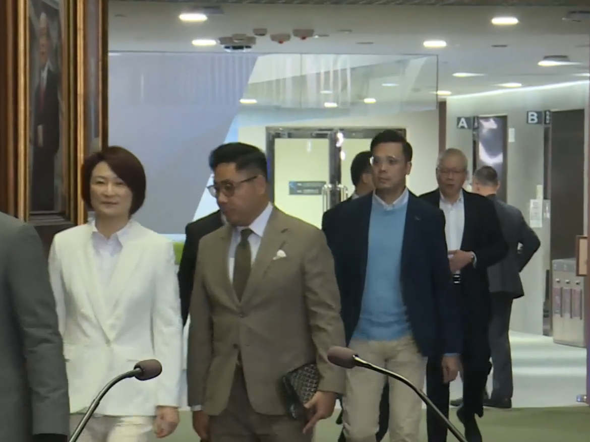 立法會候任議員今早閉門綵排宣誓，李慧琼拒評角逐主席傳聞。(有線新聞截圖)