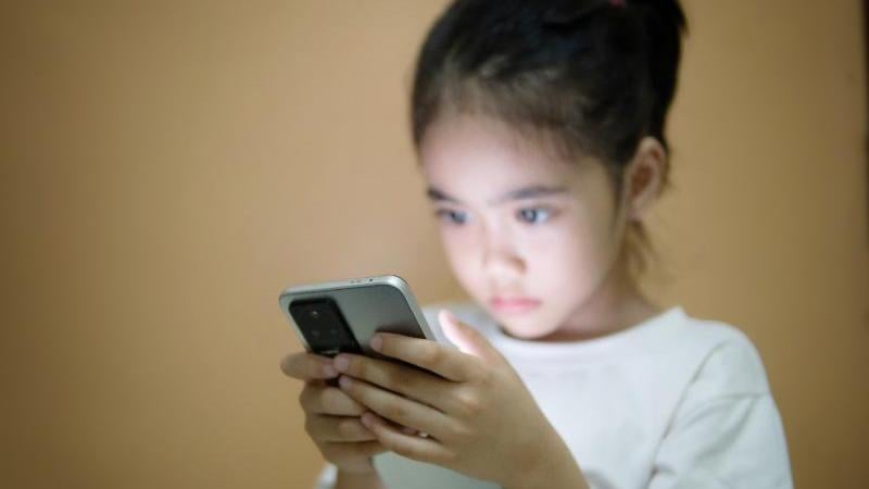 卡洛林斯卡醫學院認知神經科學Torkel Klingberg教授表示，社交媒體持續不斷帶來干擾，僅僅只是「等待訊息、通知跳出」就可能引發注意力分散。