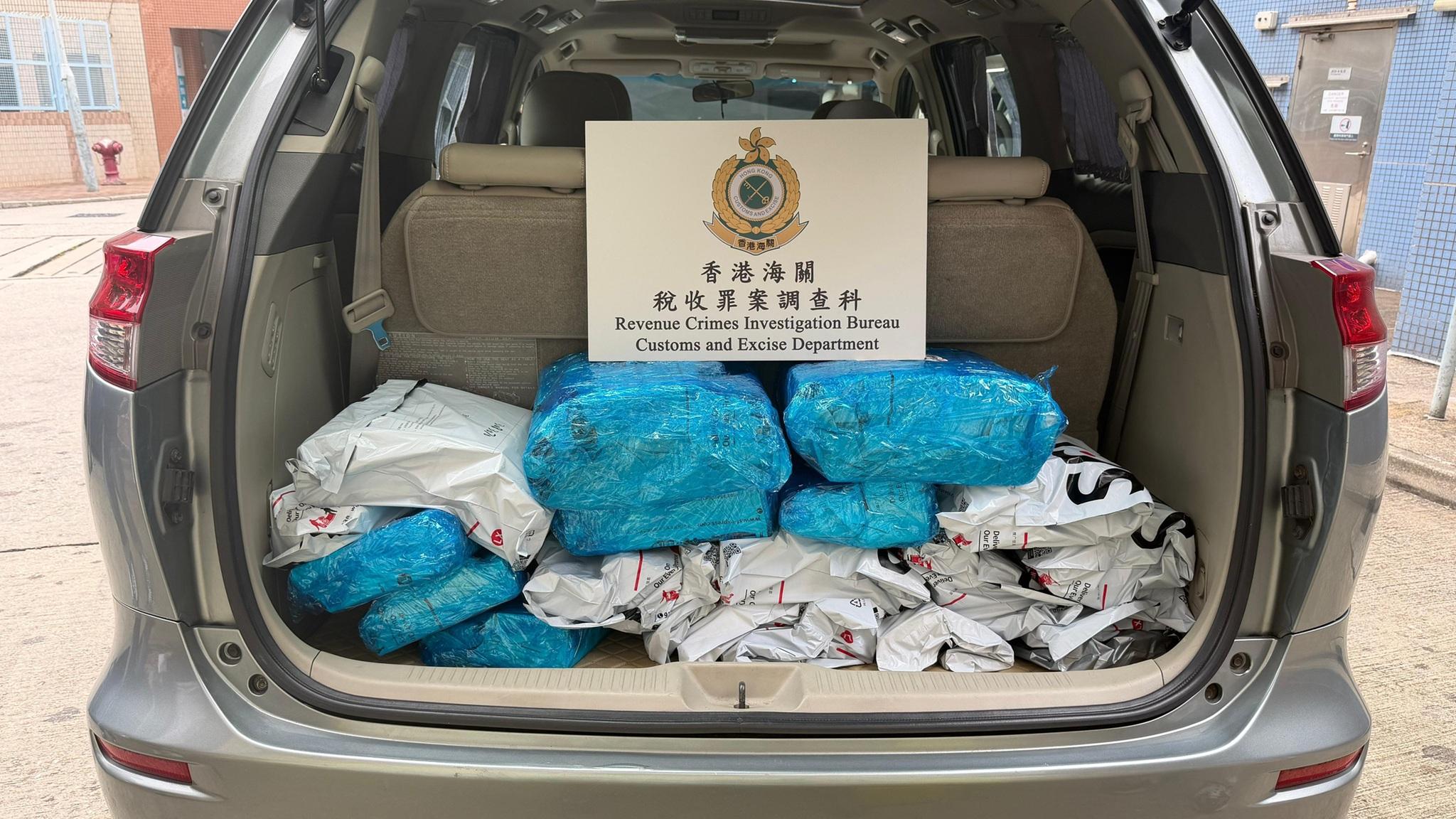 圖示檢取的懷疑私煙分銷車輛及檢獲的懷疑私煙。（政府新聞處圖片）