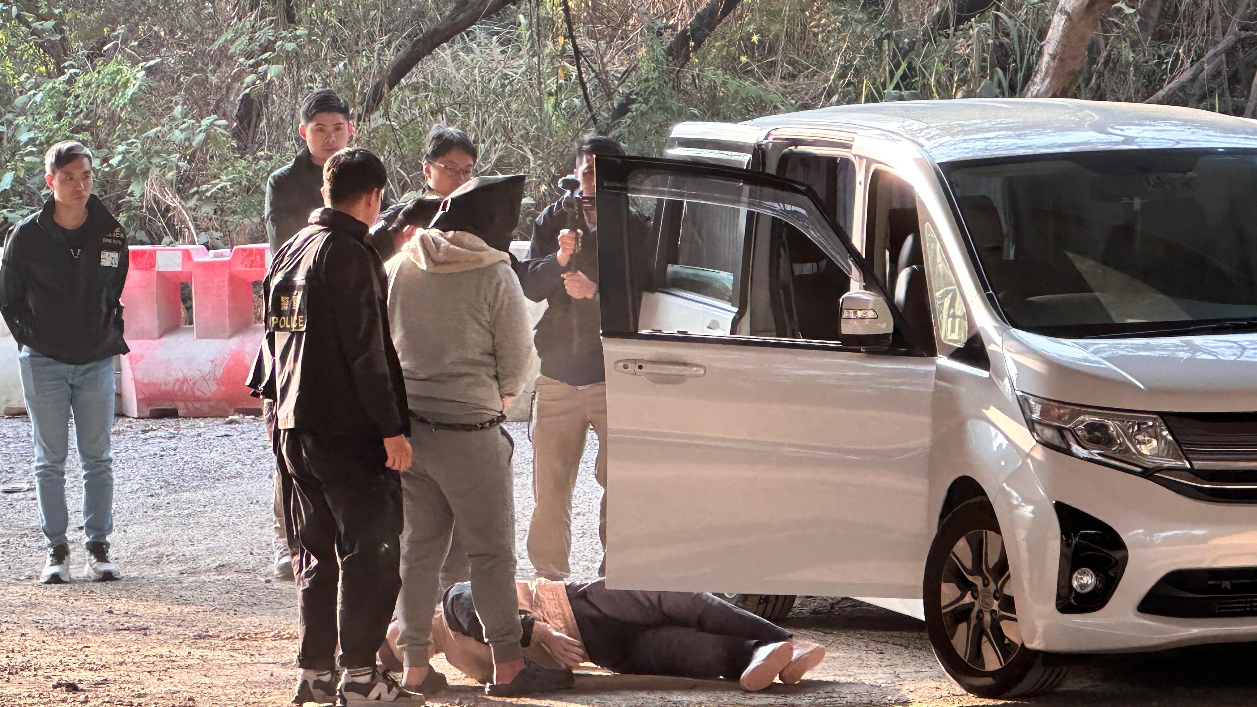 屯門亦園路謀殺案今年8月發生，警方昨日再拘捕兩人，今日帶同疑犯到現場