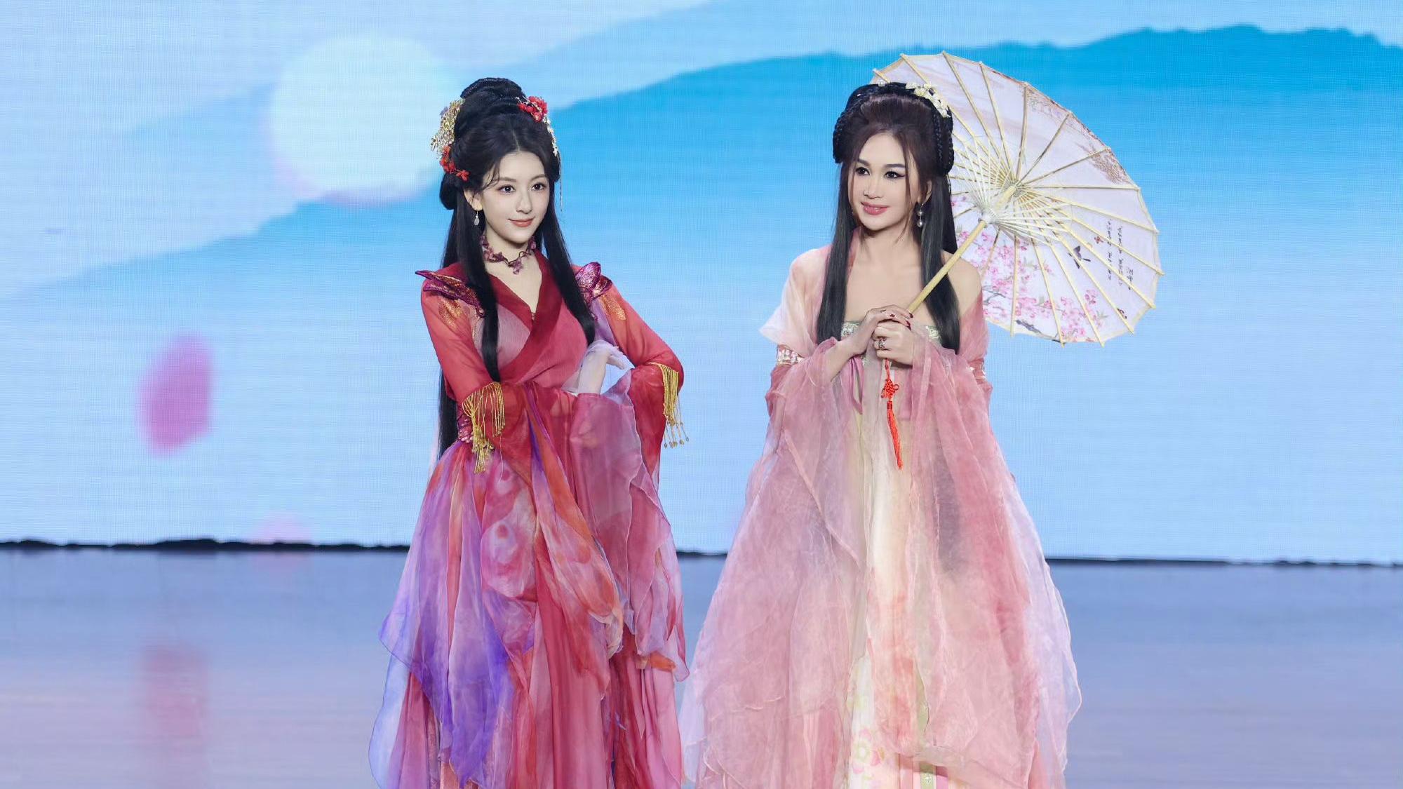 方媛坐月後火速開工 拍住溫碧霞古裝扮相行catwalk