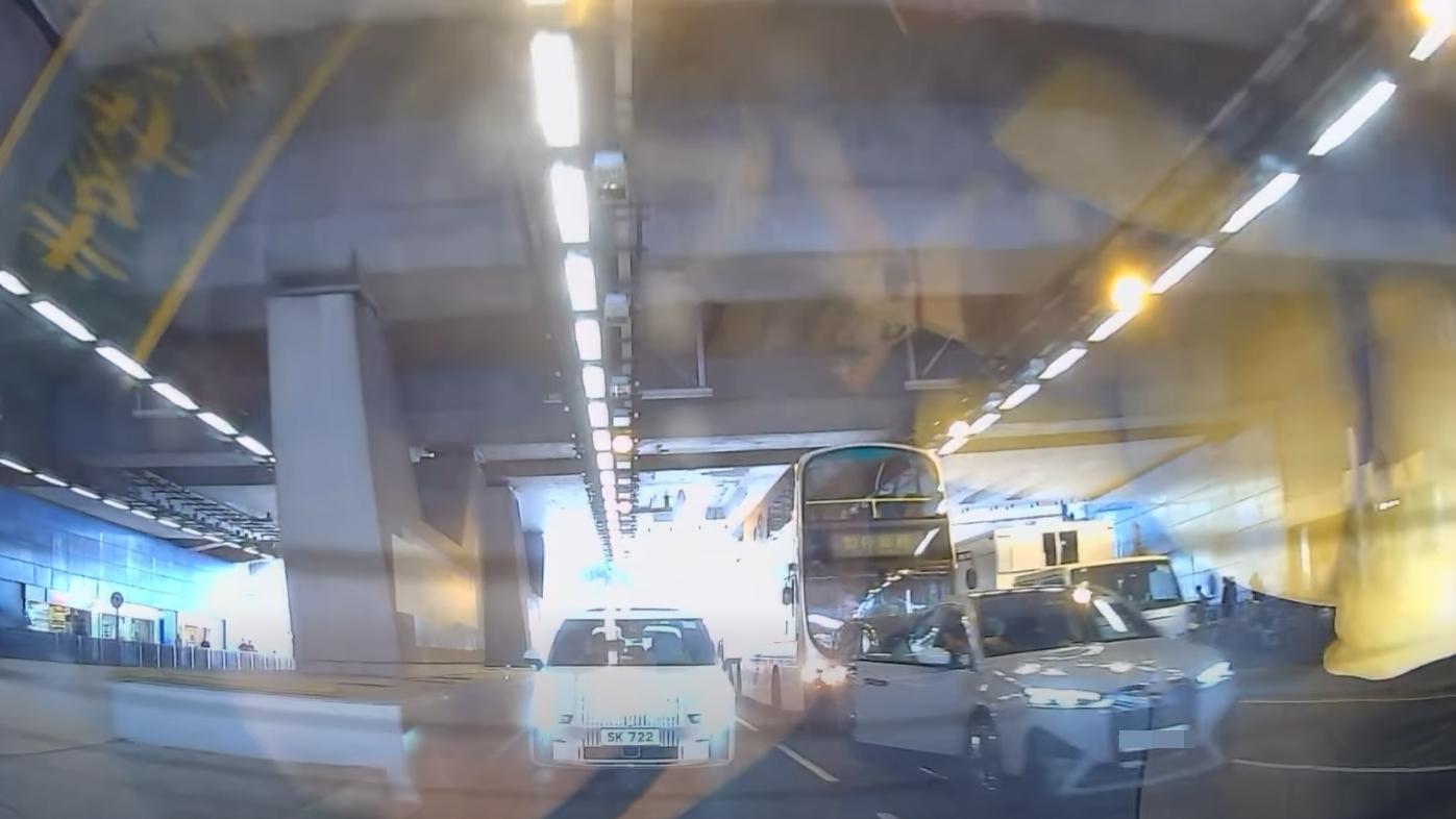 大圍站發生3車串燒車禍。（fb「車cam L（香港群組）」圖片）