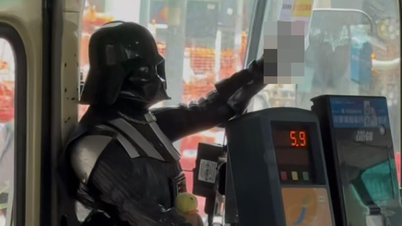 網上熱話｜《星戰》黑武士驚喜現身小巴　網友笑爆「點解你架小巴咁型既」