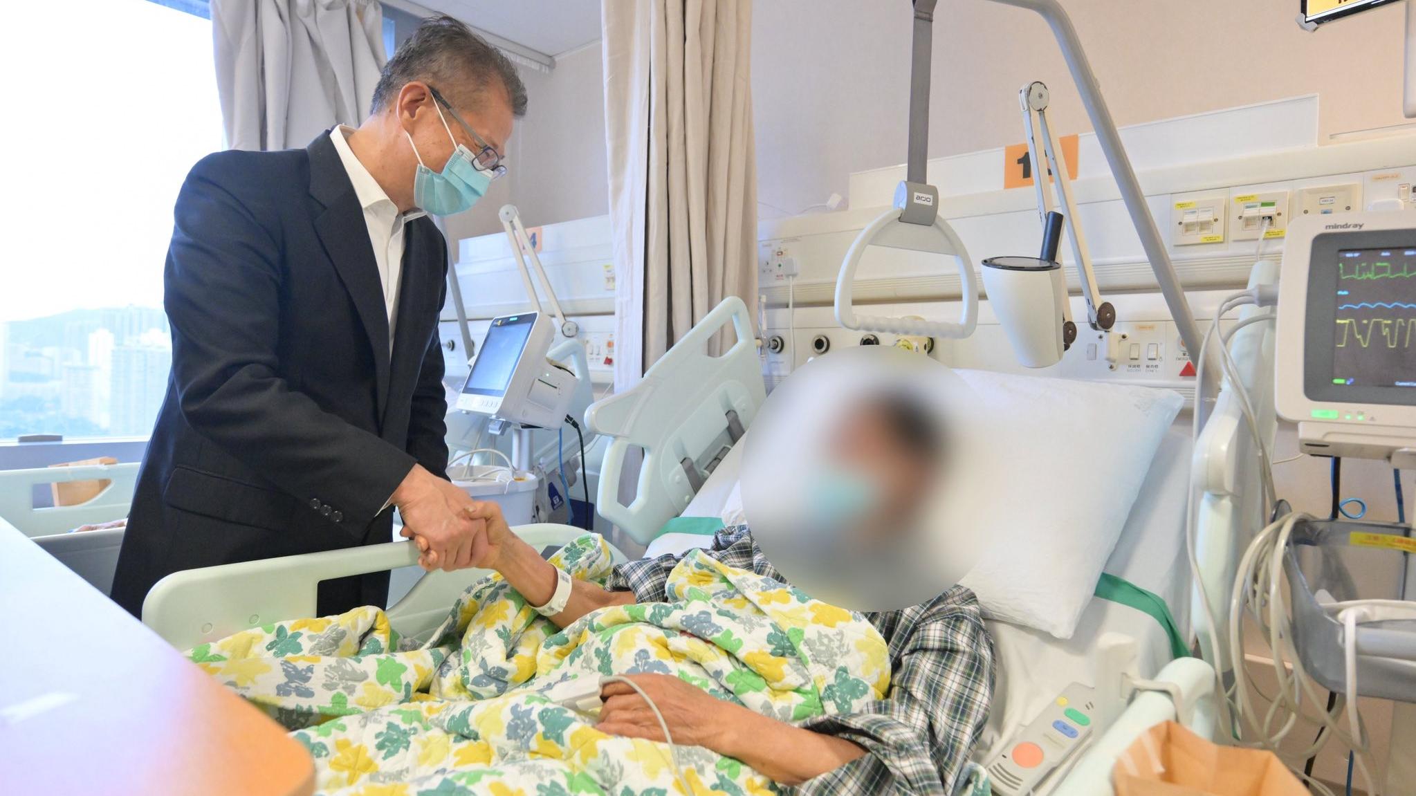 陳茂波到醫院探望傷者。(陳茂波FB)