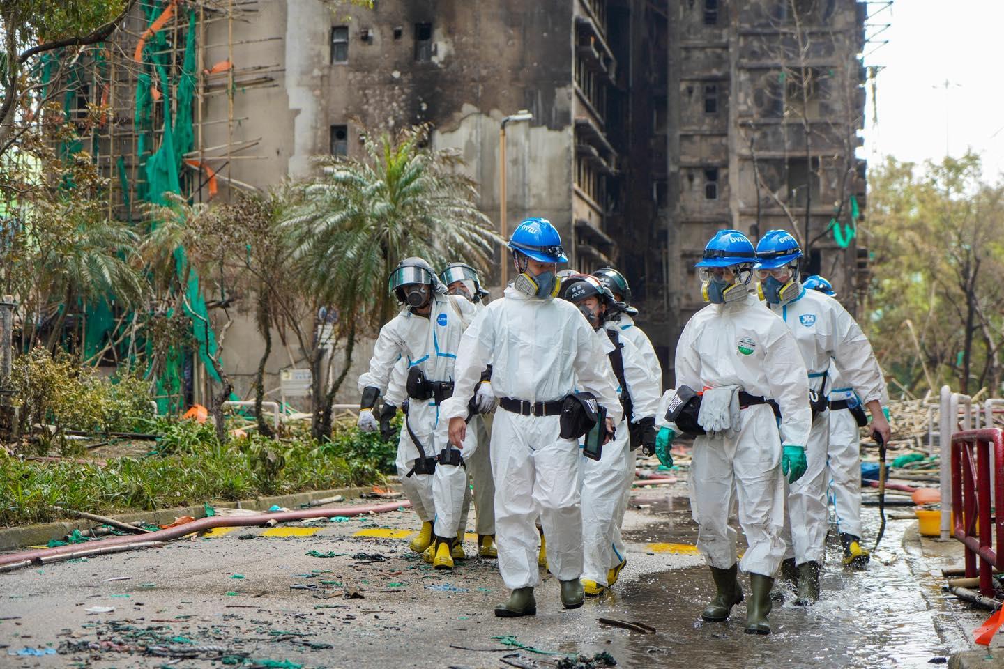 大埔宏福苑五級火釀成150多人死亡，多人受傷，除了消防，警方派員進入災場搜索及辨認遇難者身份。警務處心理服務課的臨床心理學家為警員提供心理支援。(警方fb)