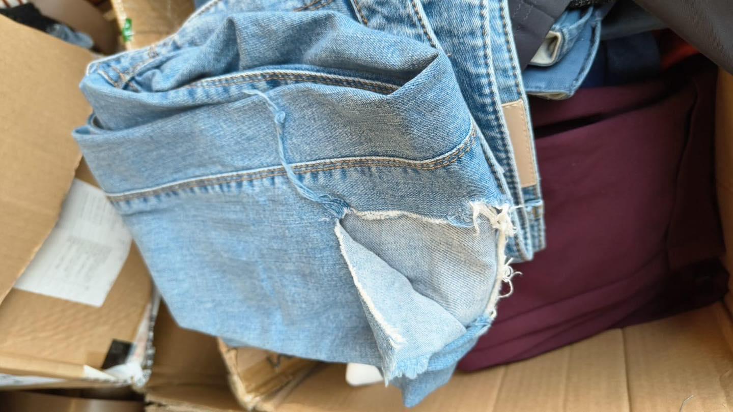 網傳捐贈物資遭棄置，民政署澄清部分二手衣物滿佈污漬而不供使用。(民政事務總署Facebook)