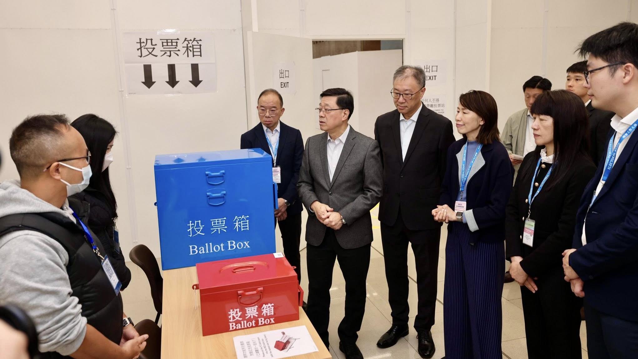 李家超視察票站