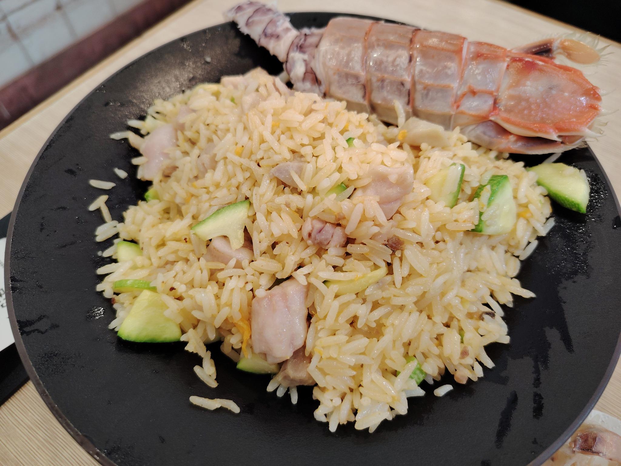 有食客到觀塘一間食店用膳，叫了一碟40元的鹹魚雞粒炒飯，上桌後獲「加餸」(facebook群組「香港茶餐廳及美食關注組」)