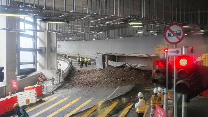 大角咀發生「泥石掩」事故。（fb「車cam L（香港群組）」圖片）