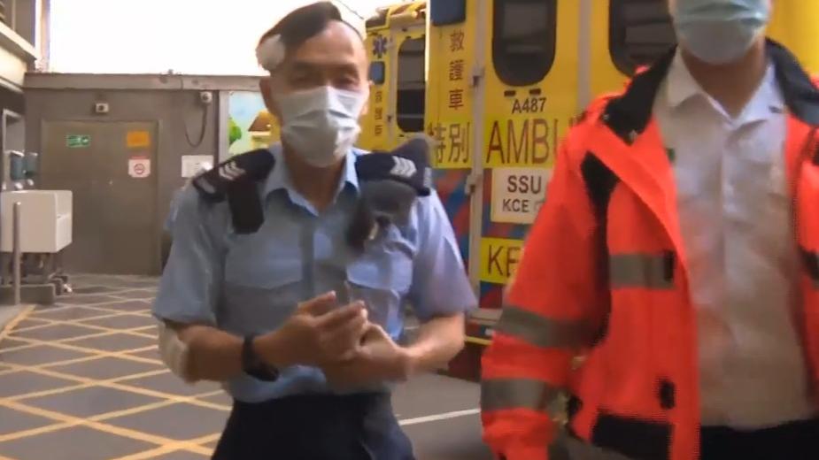 一輛私家車在啟德遭截查期間逃走，兩警員受傷送院。警長的頭及右手受傷，自行步入急症室，便衣探員由擔架床送院。(有線新聞畫面)