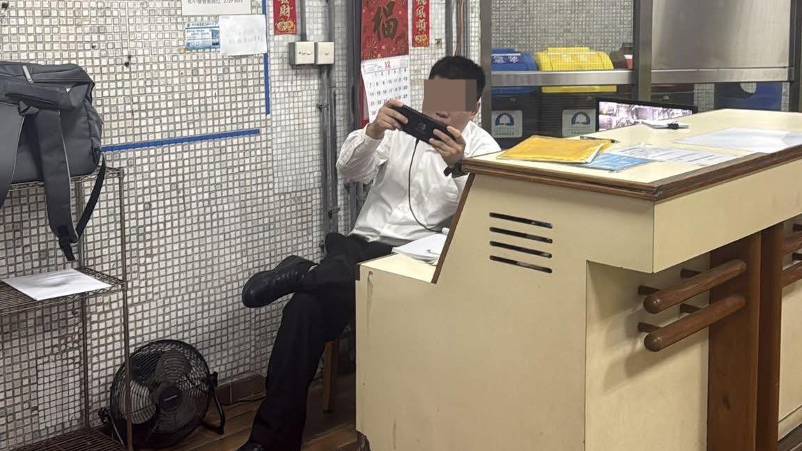 社交平台流傳照片，指李鄭屋邨其中一座樓宇的男保安於大堂當值時，公然玩任天堂Switch遊戲機，引發網民熱議(facebook專頁「保安瞓覺名錄」)