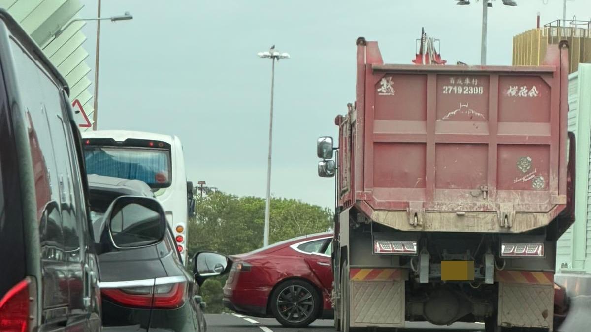 中九龍繞道通車第3日發生首宗交通意外。（fb「馬路的事 (即時交通資訊台)」圖片）