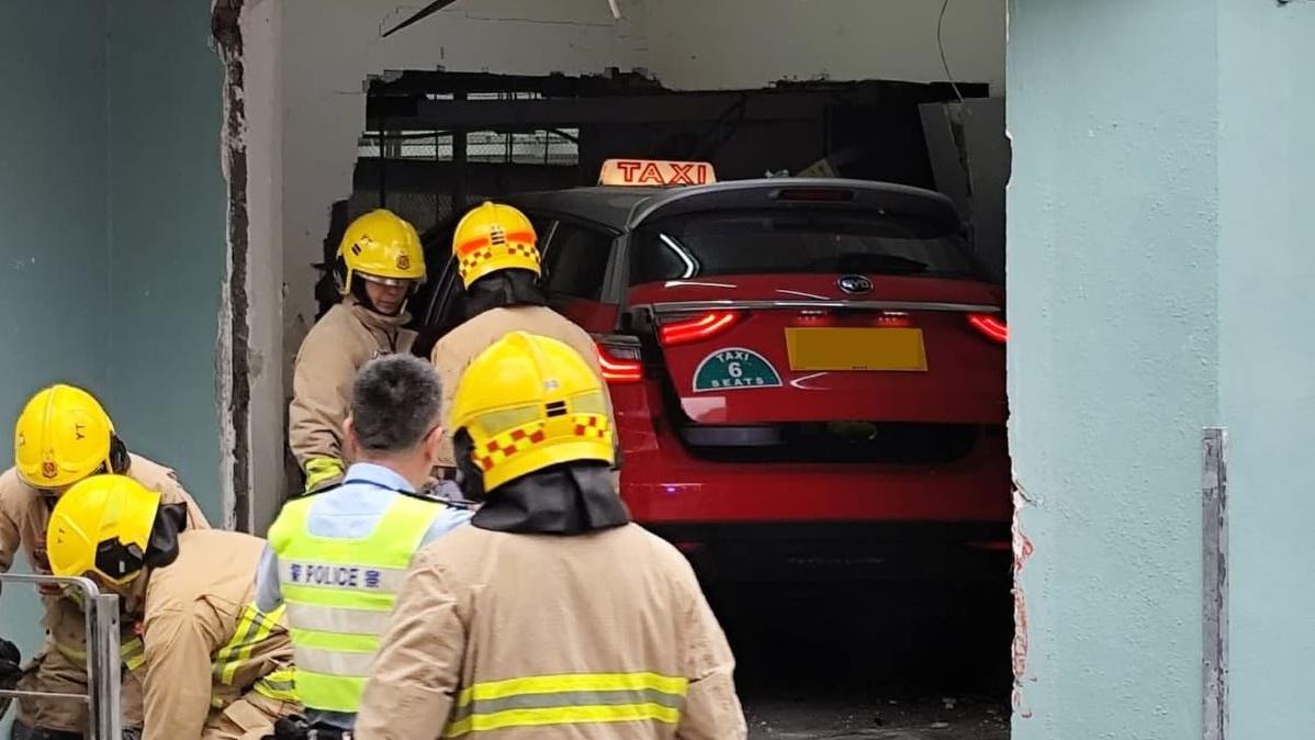 一輛的士撞入地利亞修女紀念學校。(車cam L（香港群組）圖片)