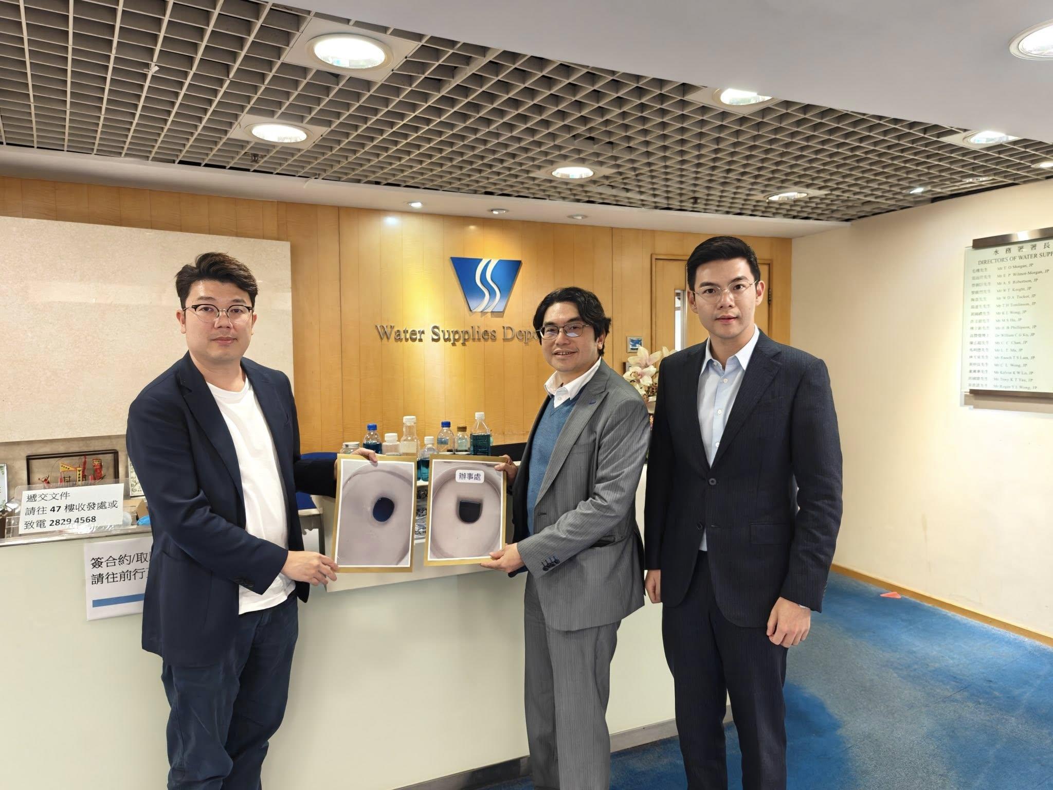 候任新界北立法會議員譚鎮國引述北區居民反映指，用於沖廁的再造水過於深色，令有健康需要的居民難以觀察大小便顏色，故與現任議員劉國勳早前約見與水務署署長黃恩諾，反映居民意見同時探討解決方案。(譚鎮國fb)