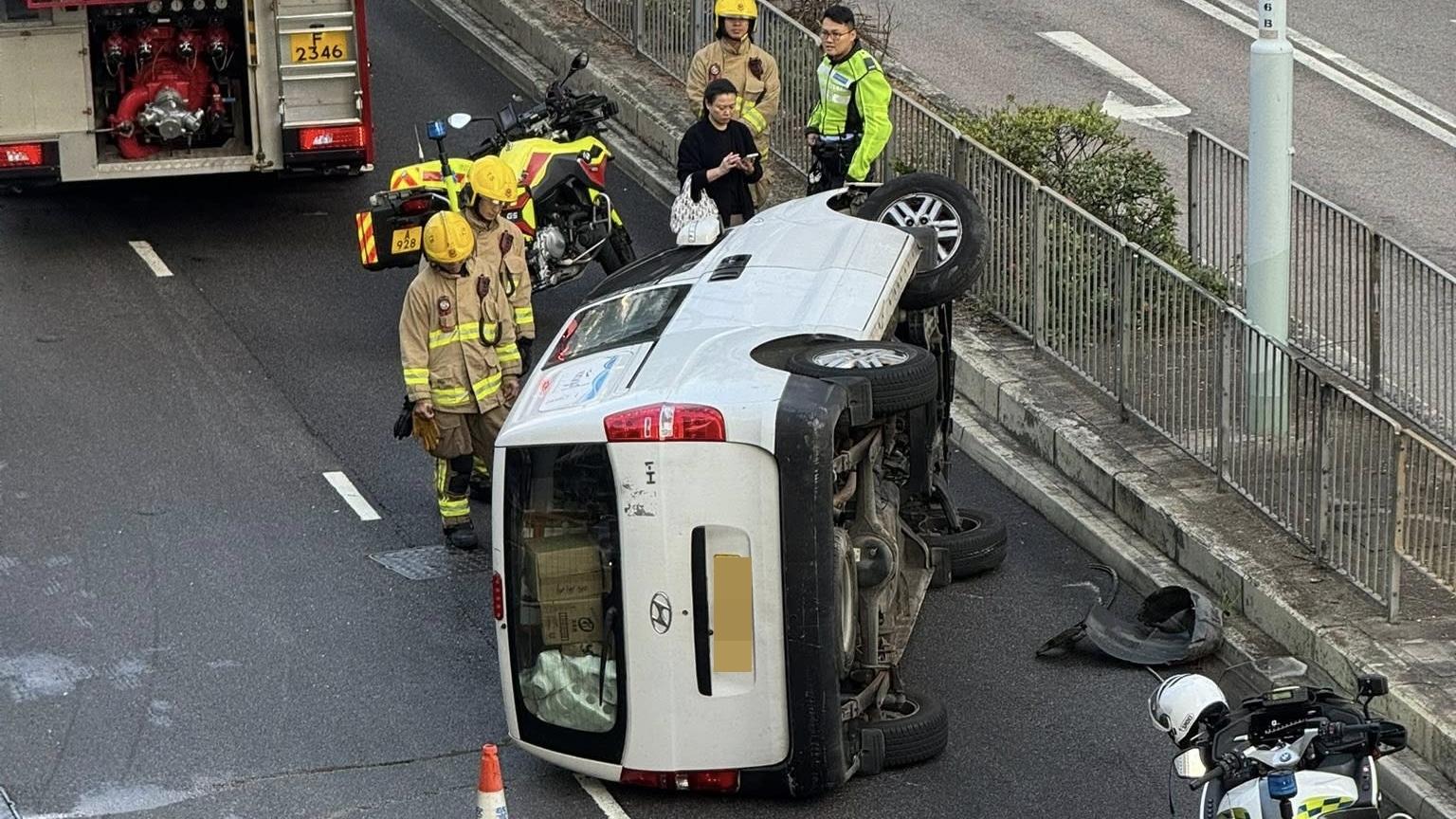 大圍發生「自炒」交通意外。（fb「車cam L（香港群組）」圖片）