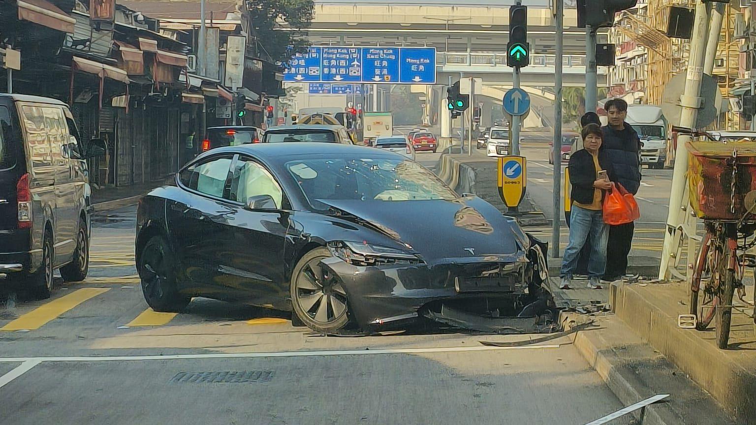 油麻地果欄外發生車禍。（fb「車cam L（香港群組）」圖片）