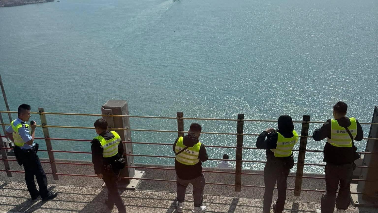 男子青馬大橋危站後跳橋(FB 24小時各區交通消息資訊台圖片)