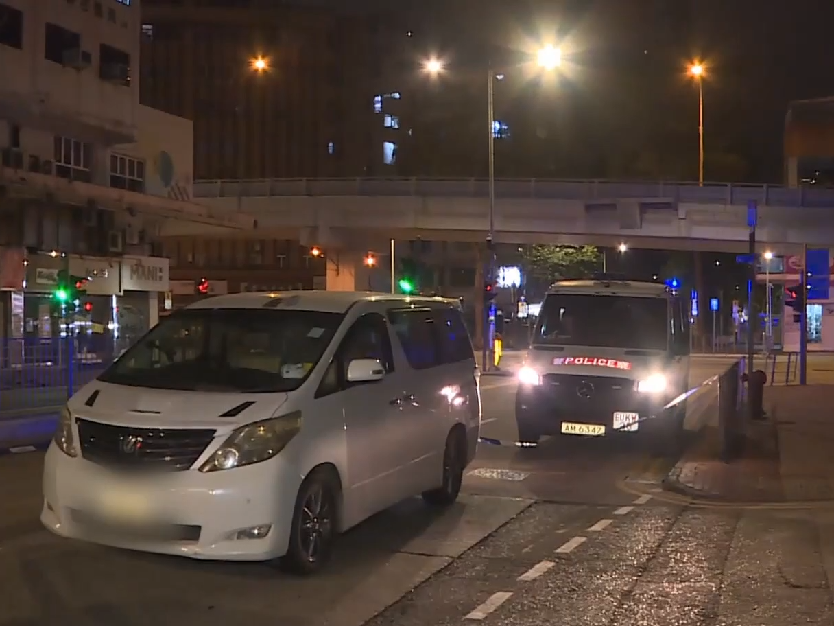 旺角路障七人車司機棄車逃遭制服，檢4000元依托咪酯另揭偷車。(有線新聞截圖)