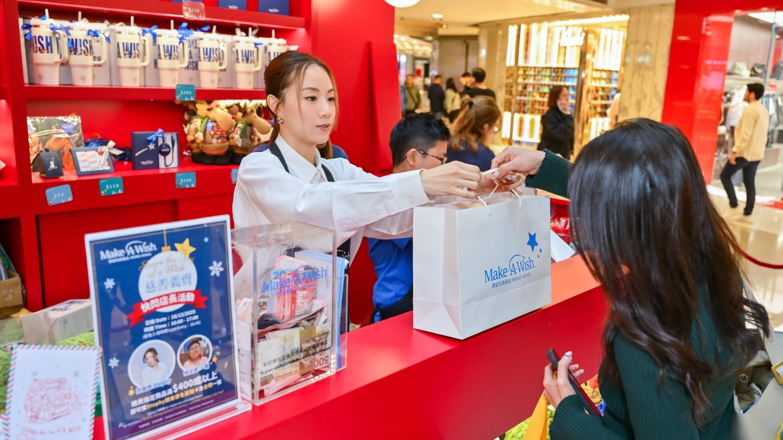 Stephy鄧麗欣與男友甜蜜度佳節 為願望童義賣活動任一日店長 