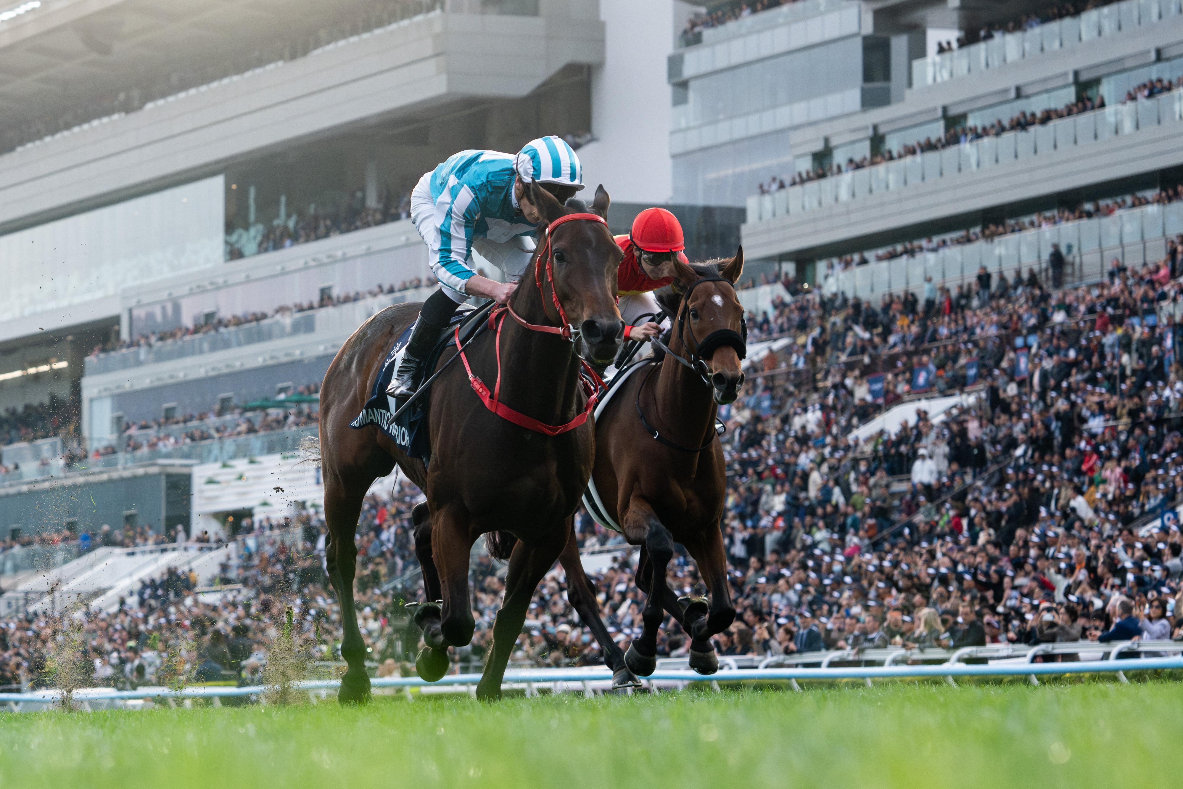 世界王者「浪漫勇士」(左)擊敗海外賽駒「寶徠歌劇」，連續四年攻下一級賽浪琴香港盃，締創歷史