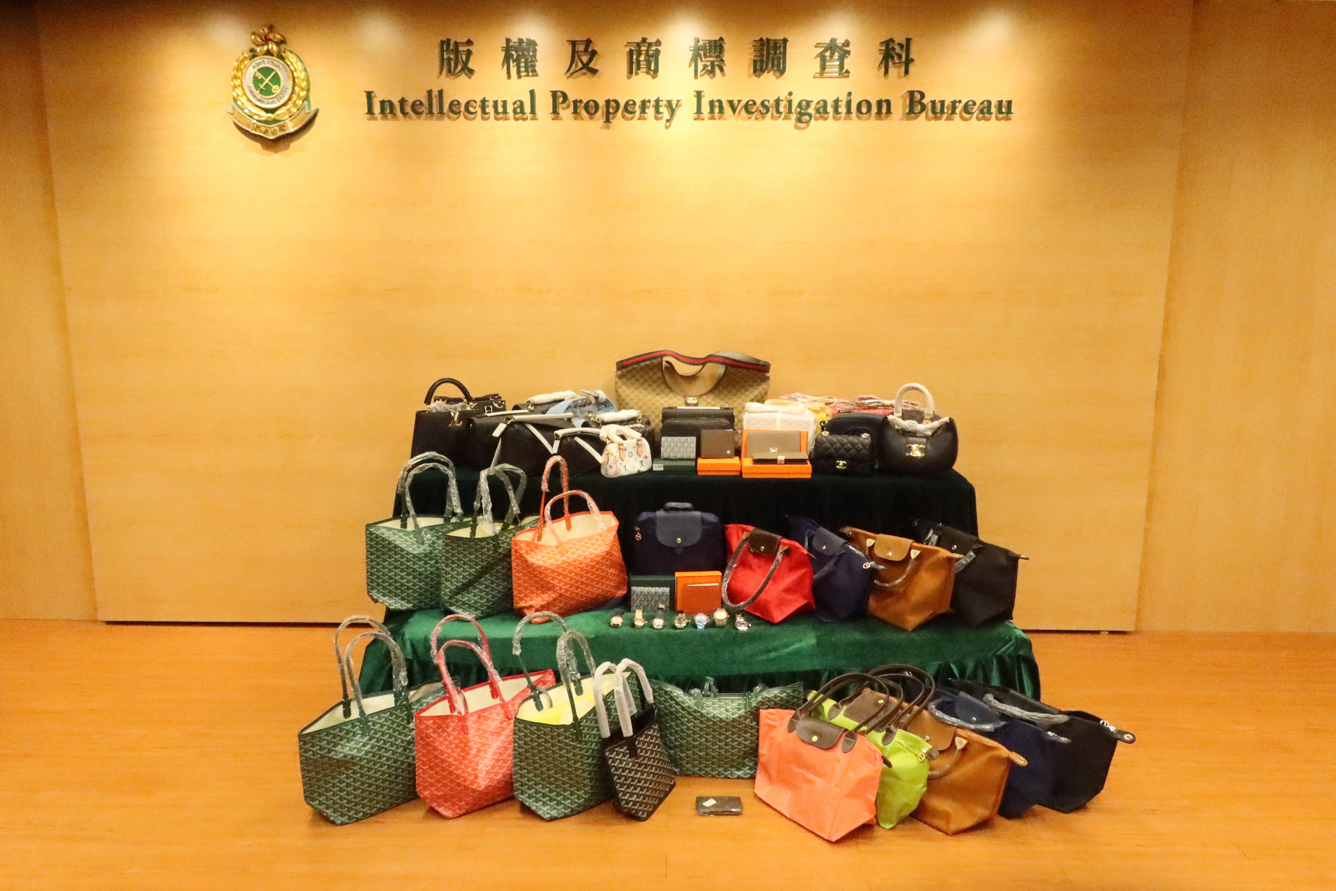 海關旺角打擊冒牌貨，檢258萬元手袋首飾等拘5男女。(政府新聞處)