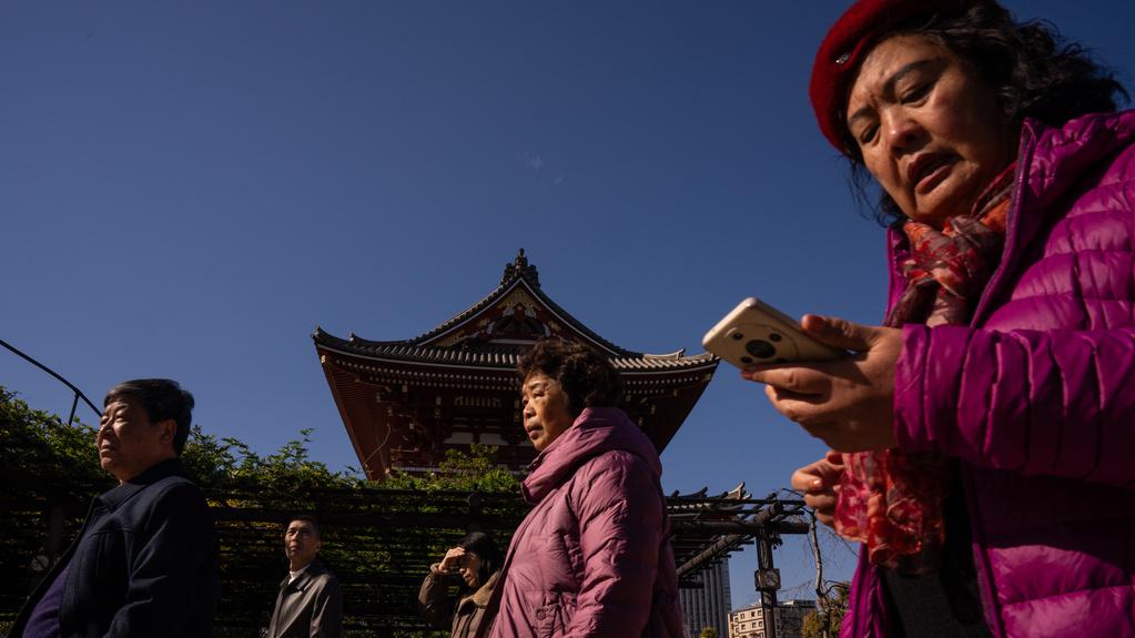 在日本旅遊的中國遊客。(美聯社)