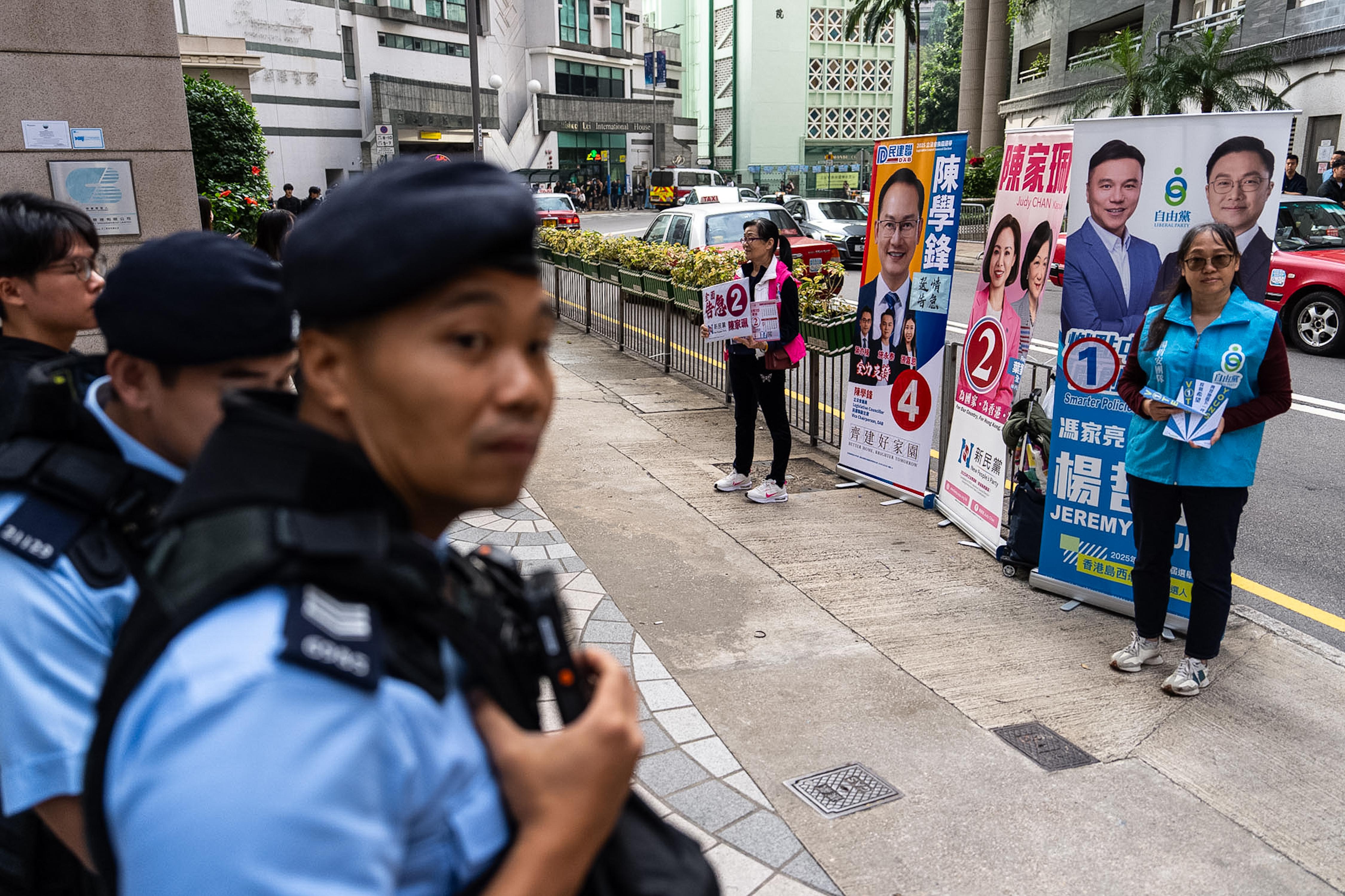 立法會選舉結束，港澳辦指選舉過程安全、順利、圓滿，選委會界別、功能界別和地方選區的投票率均大幅超越上屆，充分代表香港民意。(美聯社)