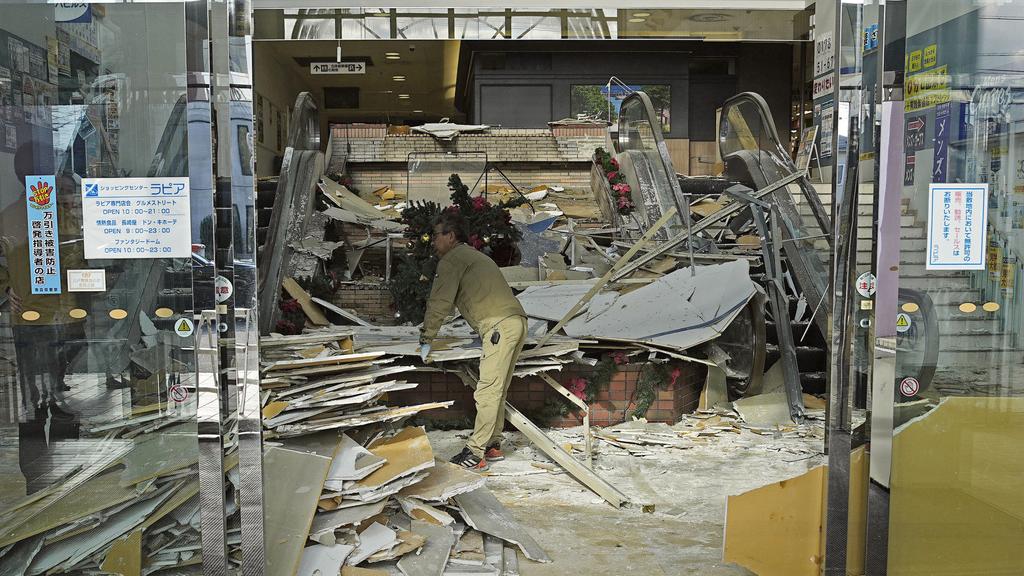 青森縣7.5級地震，青森縣八戶市災情。(美聯社)