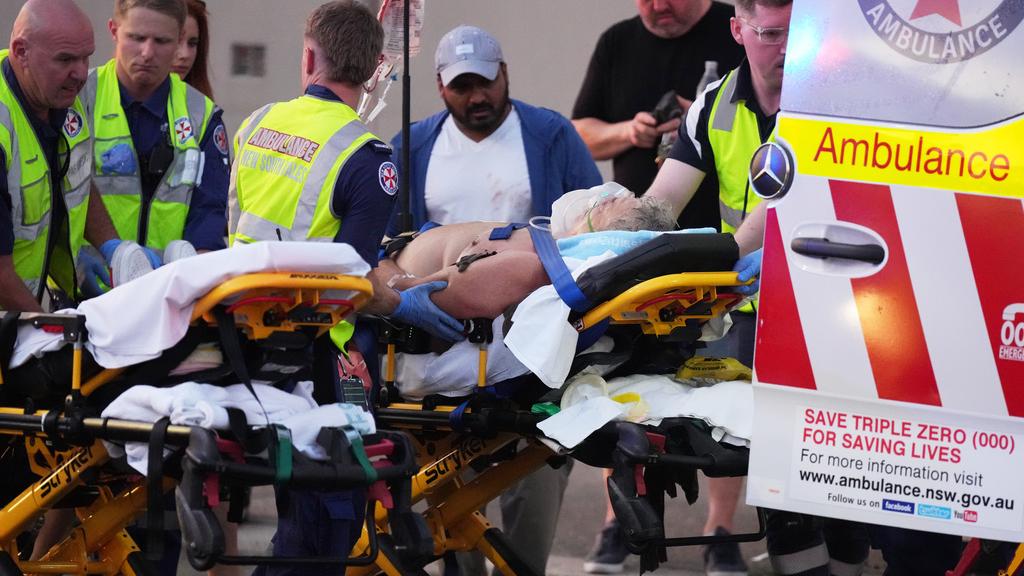 悉尼邦迪海灘槍擊案，傷者送院。(美聯社)