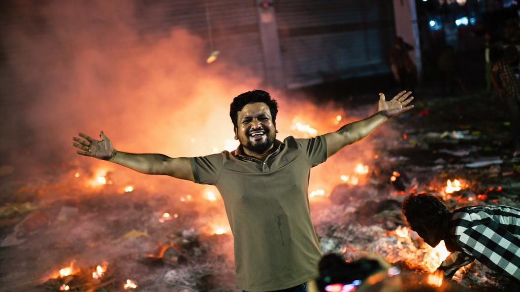 孟加拉學生領袖遭暗殺身亡　全國爆發示威潮　傳媒辦公室成火海。（美聯社）