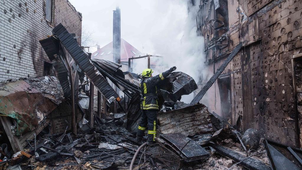 俄軍周六(27日)空襲基輔，多幢建築物被炸毀。(美聯社)