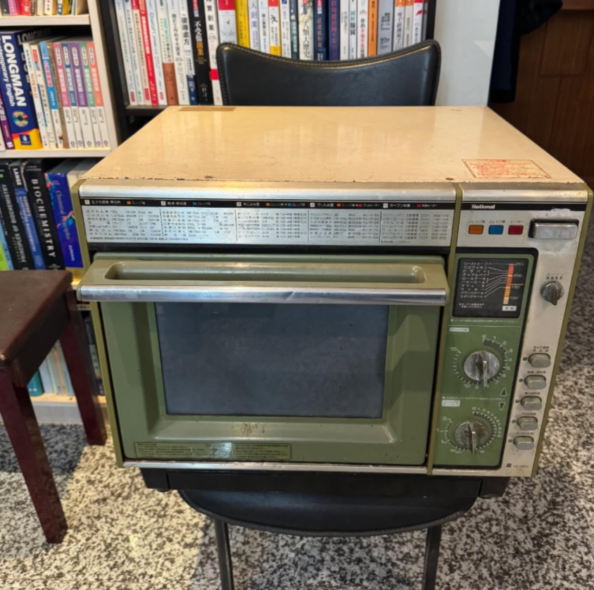 一名台灣網民分享，家中一台使用了45年的Panasonic微波爐即將退役，Panasonic官方看到貼文後主動留言提出請求，希望將這台充滿回憶的微波爐收藏至公司的博物館作為紀念，並願意以最新的微波爐商品與事主交換。(Threads)