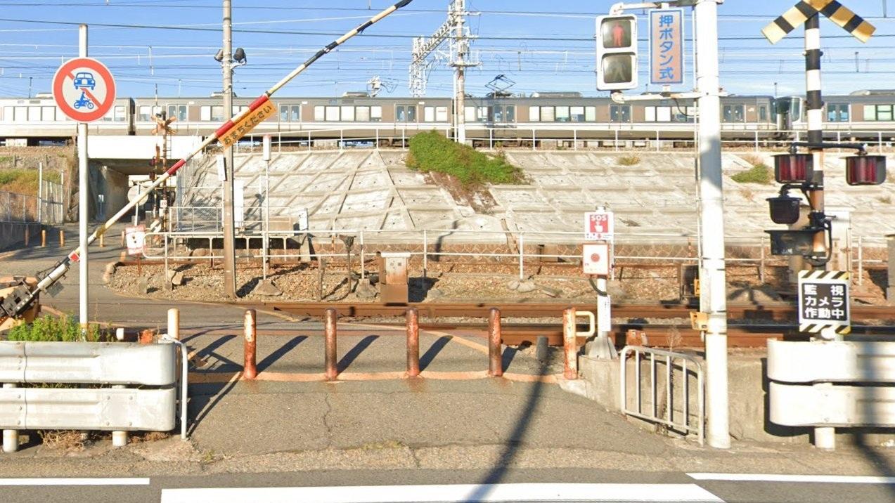 中國遊客發生意外的平交道原貌。(網上圖片)