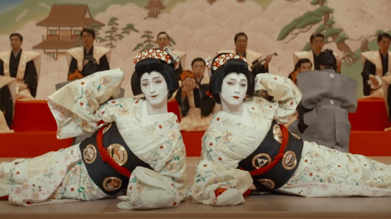 《國寶》導演李相日深知何謂「侘寂」，或可更具體地理解為谷崎潤一郎撰寫的「陰翳禮讚」，讚美陰影、昏暗、朦朧所帶來的深邃、含蓄與寧靜之美，一種日本獨有的東方美學理念。