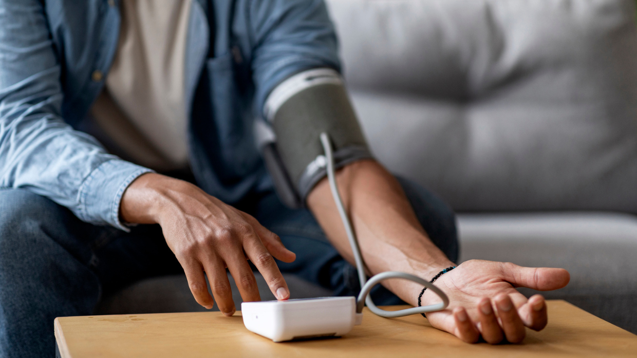 高血壓與高膽固醇通常沒有明顯症狀，卻是造成心肌梗塞、腦中風、心衰竭與腎臟惡化的主因。