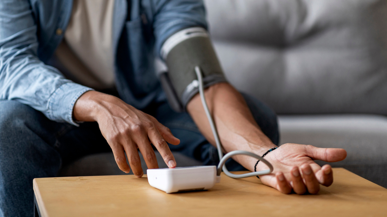 年輕族群若出現難以控制的高血壓，千萬別一味認為只是體質問題，及早透過血液、尿液、影像學檢查(如腎臟超聲波、電腦掃描)或24小時血壓監測等檢查工具，早點「對症下藥」，才能更有效控制血壓。