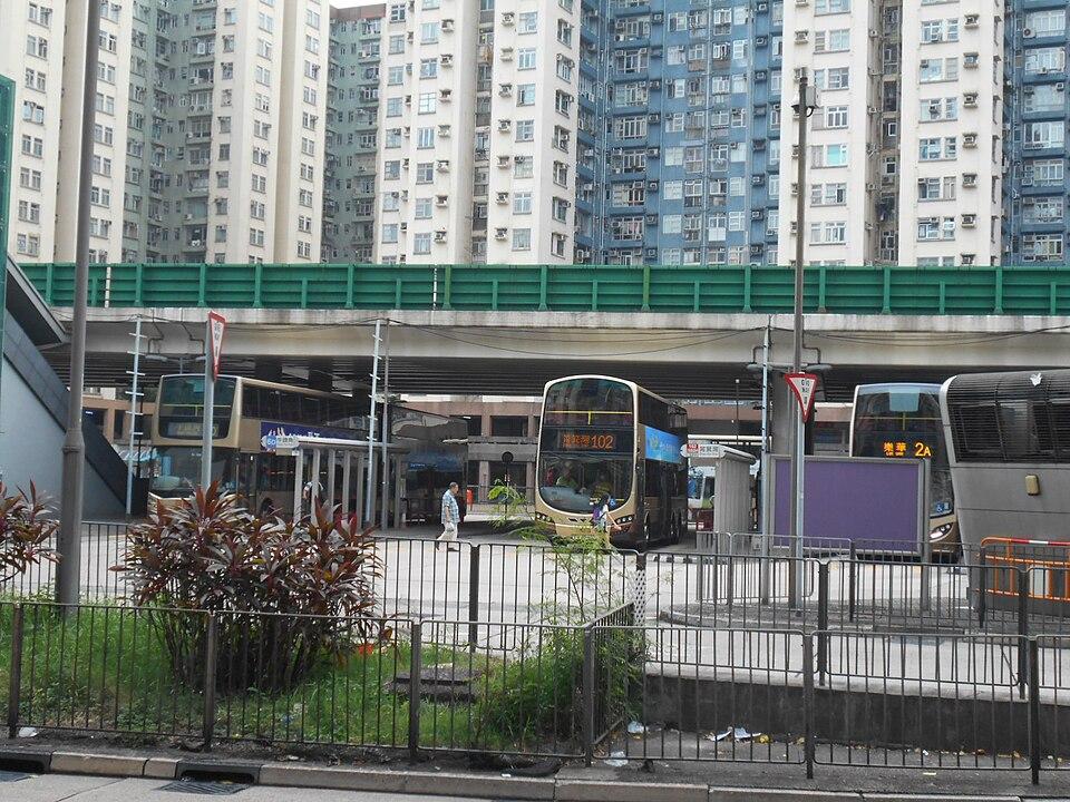 美孚巴士總站內疑因工作安排爭執，男車長涉拳毆女車長被捕。(維基百科圖片)