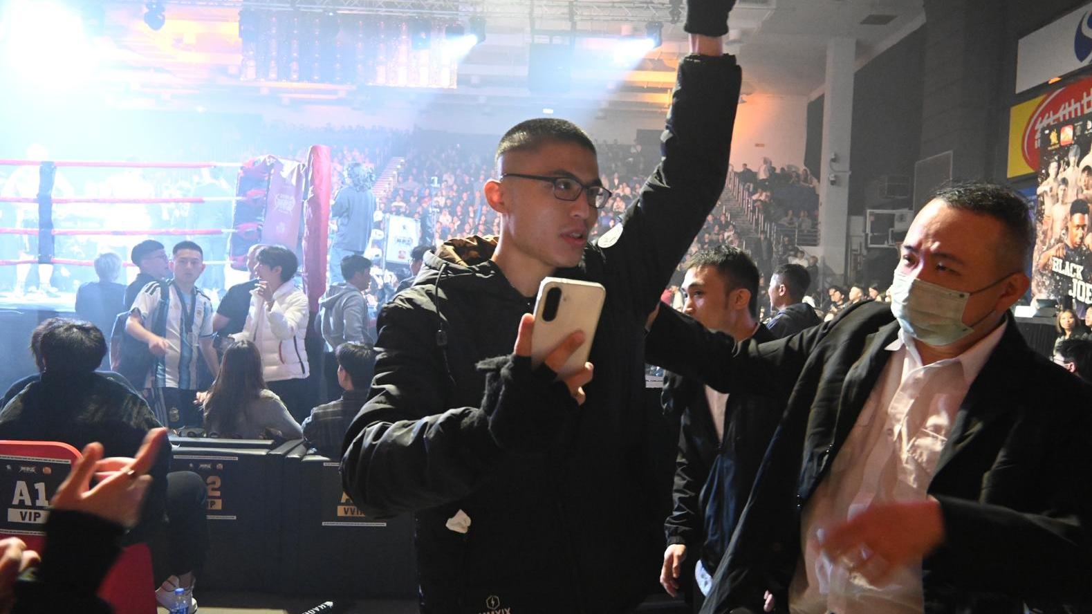 培生擂台｜劉馬車衝上台話要打Black Joe羅四海 女工作人員驚到走開