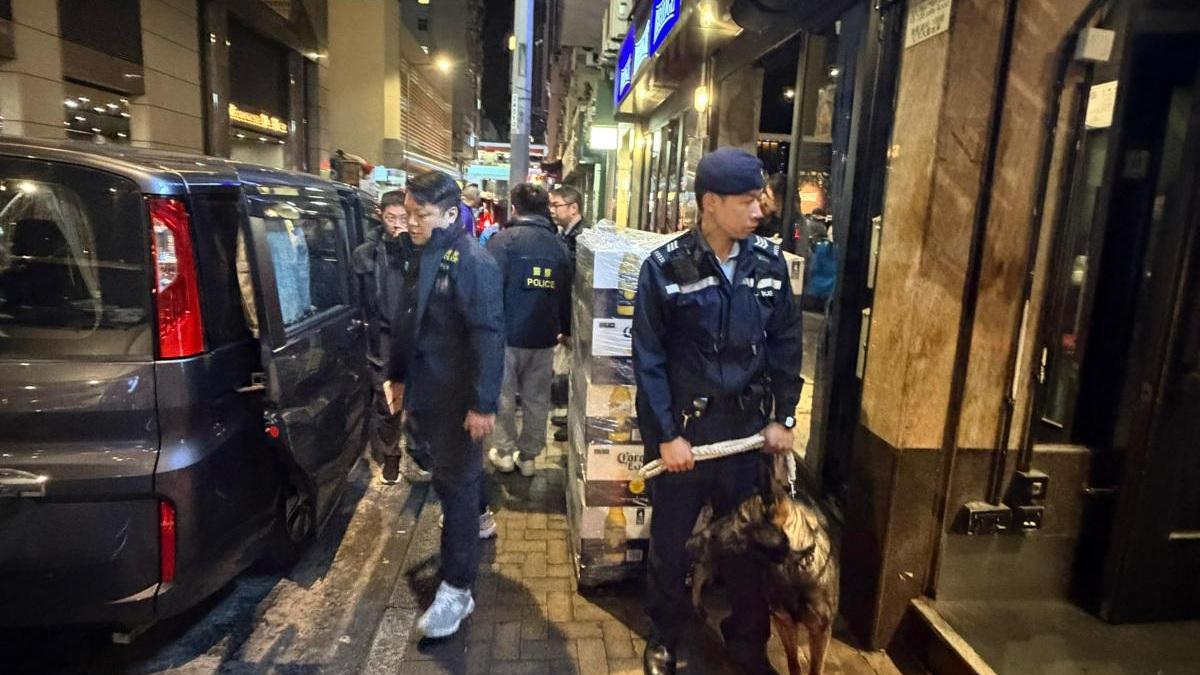 灣仔酒吧區英國籍男子失信用卡被盜用，警拘6名男女。（警方圖片）