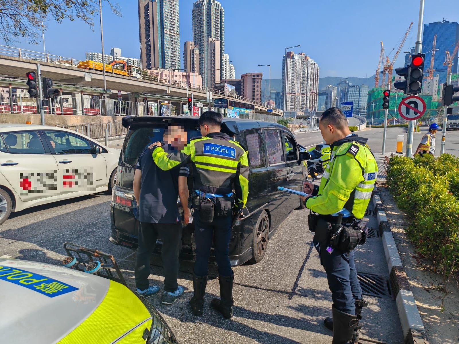 警啟德截可疑車揭行車證過期遭停牌，男司機涉3罪被捕。(警方圖片)