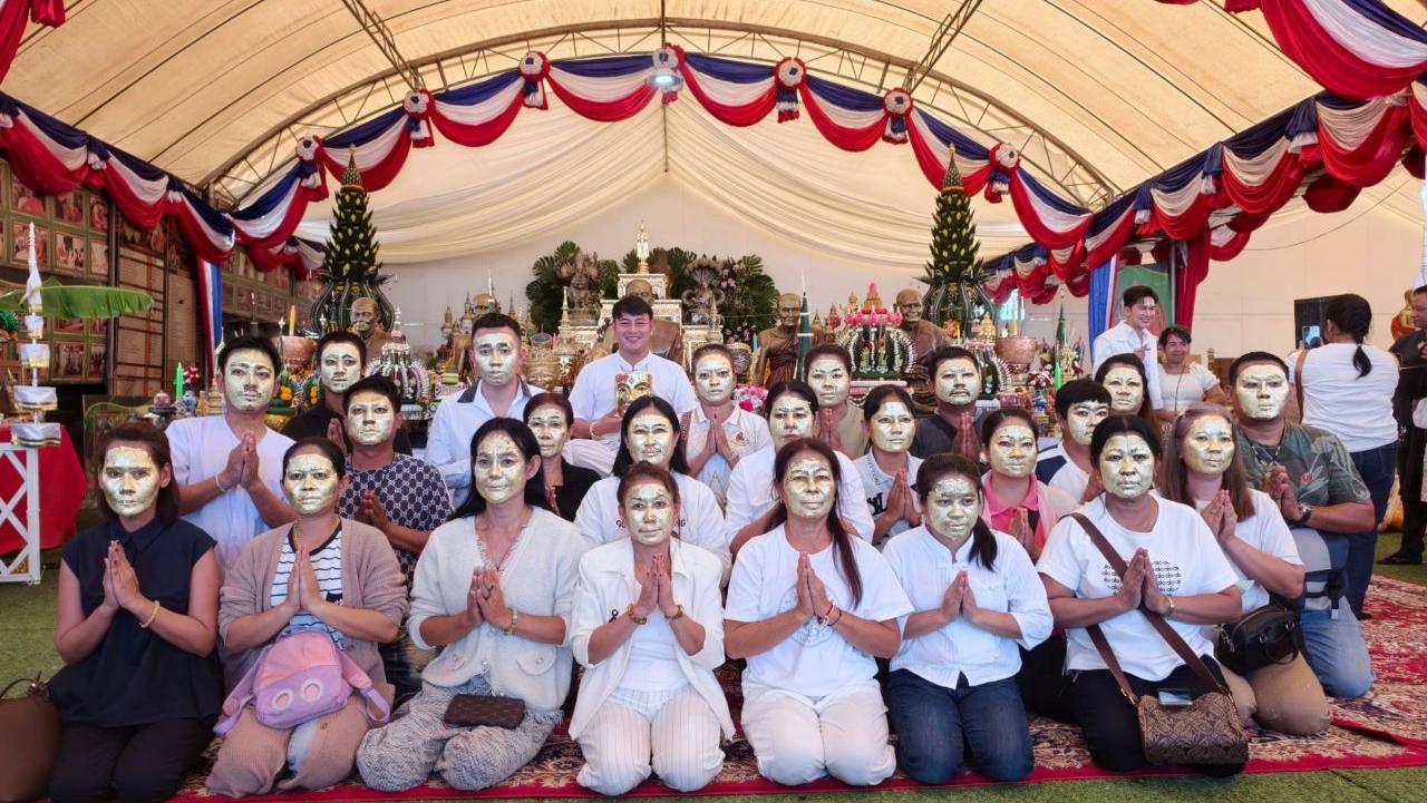 泰國大城府寺廟信徒「金箔貼臉」求發達爆紅 傳今年5人中頭獎！（網上圖片）
