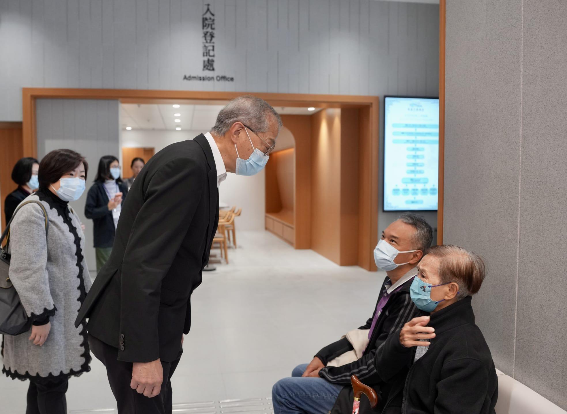 中醫醫院今起分階段投入服務，盧寵茂到場視察流程。