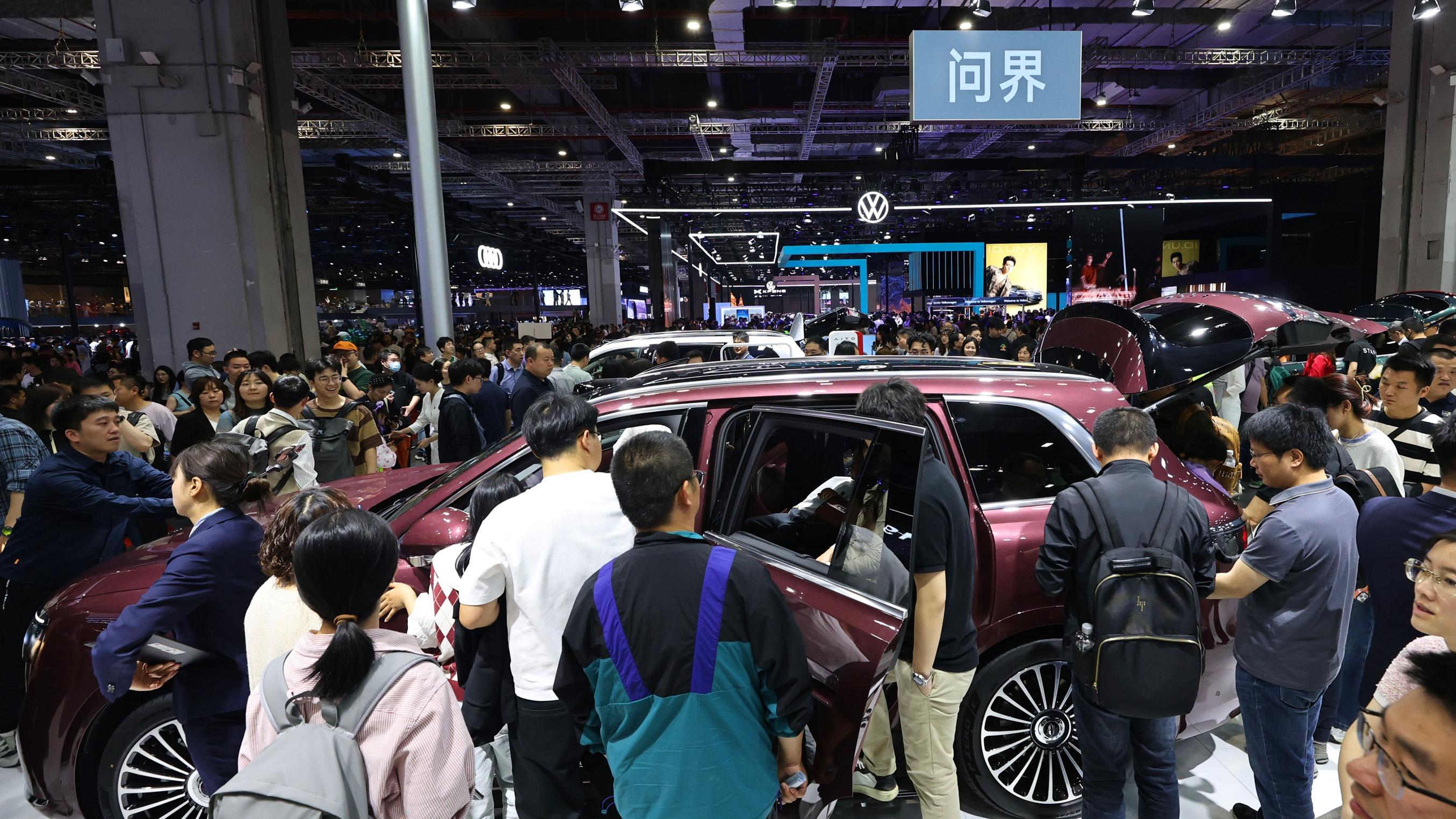 月前舉行的第二十一屆上海國際汽車工業展覽會，中國車企攤位人頭湧湧。(新華社)