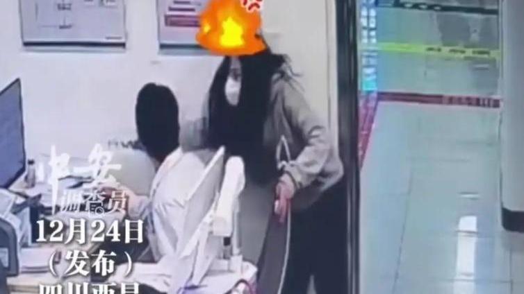 女子刁某某因就醫等待時間過長竟掌摑值班醫生。（圖／翻攝網絡）