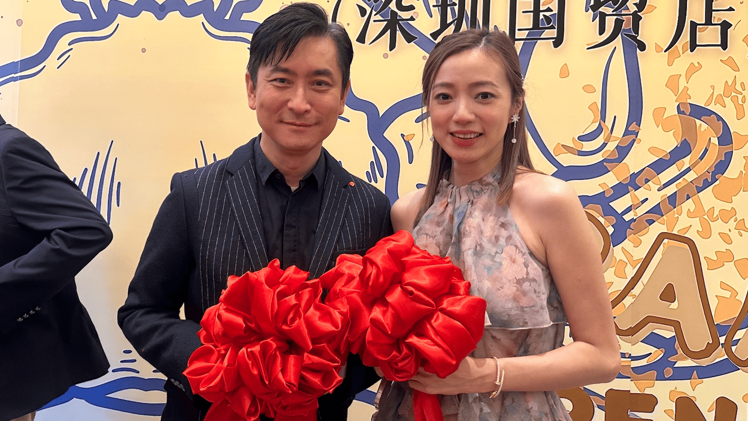 范振鋒夫婦北上撐好友餐廳 李思欣甜笑收買袋承諾