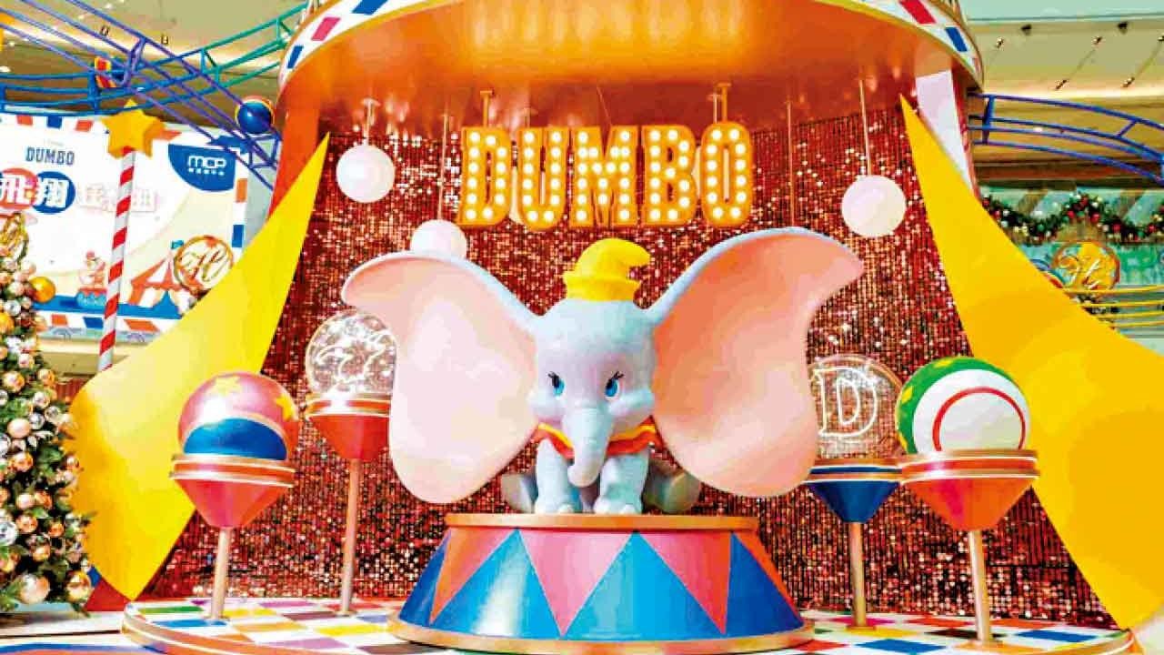 與迪士尼經典角色翱翔星空參與聖誕嘉年華